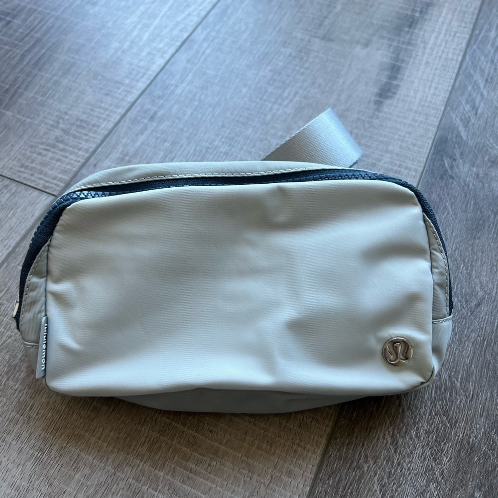 Lululemon Everywhere Belt Bag *1L in Vapor/Seal Grey/Iron Blue
